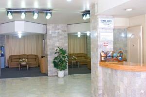 a lobby with a waiting room with couches and a counter at Nuevo Hotel Alameda de Uruapan in Uruapan del Progreso