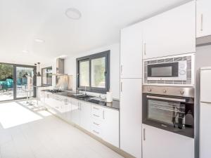 Köök või kööginurk majutusasutuses Holiday Home Can Bernat by Interhome