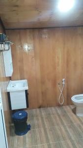 La salle de bains est pourvue d'un lavabo et de toilettes. dans l'établissement Challet Tualang, à Kota Bharu