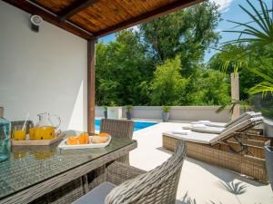 Bazén v ubytování Holiday Home Anđela by Interhome nebo v jeho okolí