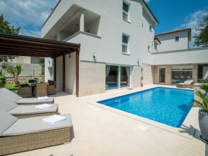 Bazén v ubytování Holiday Home Anđela by Interhome nebo v jeho okolí