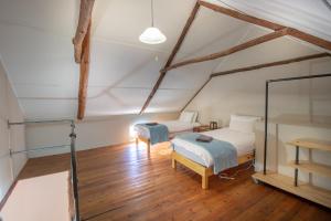 Zimmer im Dachgeschoss mit 2 Betten und einem Spiegel in der Unterkunft Bergsicht Country Cottages - Town in Tulbagh