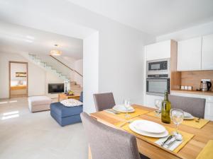 jadalnia i salon ze stołem i krzesłami w obiekcie Holiday Home Villa Coriticum otium by Interhome w mieście Kringa +23 zdjęcia