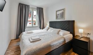 sypialnia z łóżkiem z dwoma ręcznikami w obiekcie Rabie Aparthotel w Pradze