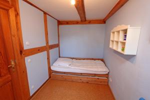 เตียงในห้องที่ Ferienhaus mit 3 Schlafräumen Neu Sommersdorf SCHW 891