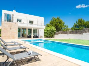 The swimming pool at or close to Villa Villa Mut by Interhome