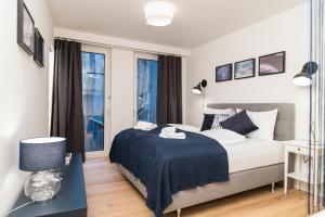 Luxury Suites Renngasse في فيينا: غرفة نوم مع سرير وبطانية زرقاء
