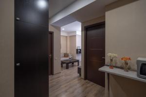 Snow Pine Suite - 4 Star Resort的厨房或小厨房
