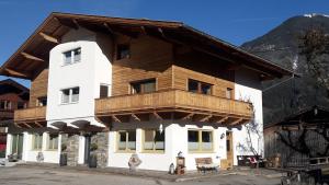 un edificio con balcón en la parte superior en Appartement Catrin mit Wellnessbereich und Aroma-Anwendungen, en Ried im Zillertal