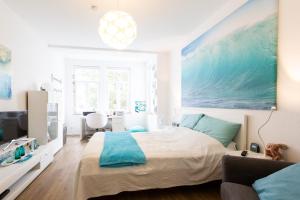 ein Schlafzimmer mit einem Bett und einem großen Wandgemälde in der Unterkunft ZV2001 Private Apartments & Rooms Hannover City - room agency in Hannover