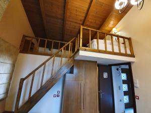 una habitación con una escalera y una cama en ella en The View Village - Villas Suites & Spa, en Karpenisi
