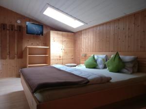 Postel nebo postele na pokoji v ubytování Appartement Catrin mit Sauna und E-Ladestation