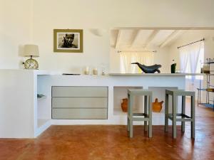 sala de estar con 2 sillas y barra en Spinguera Ecolodge en Espingueira