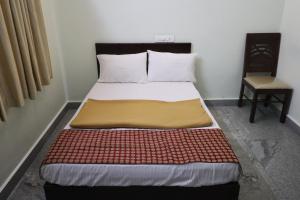Een bed of bedden in een kamer bij Jippus Galaxy Budget Air port hotel