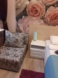 1 dormitorio con 1 cama y 1 silla junto a la cama en Hotel Kuban Vostok, en Krasnodar