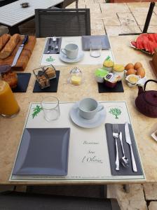 een tafel met borden en keukengerei erop bij Sous L'Olivier in Menton