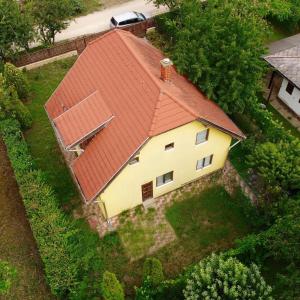an overhead view of a yellow house with a red roof at Dávid Apartman in Gárdony
