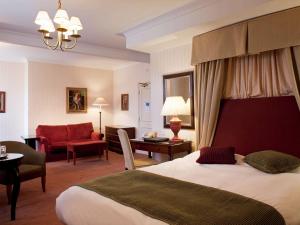 Postel nebo postele na pokoji v ubytování Whately Hall Hotel + 37 fotografií