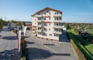 ein Gebäude mit einem Schild für ein Hotel in der Unterkunft Hotel Engelhorn in Leimen