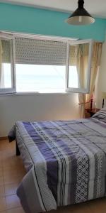 Giường trong phòng chung tại Departamento Villa Gesell Centro Sobre Playa y 114 Vista al Mar
