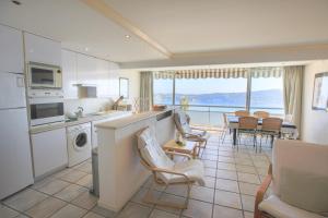 cocina y comedor con vistas al océano en Jardin Figuiers AP4123 by Riviera Holiday Homes, en Villefranche-sur-Mer