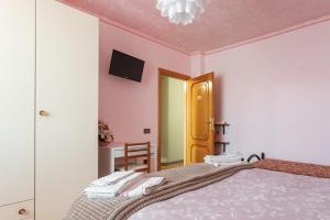 オリスターノにあるB&B Il Mirtoのベッドルーム1室(ベッド1台付)、テーブル付きのベッドルーム1室が備わります。