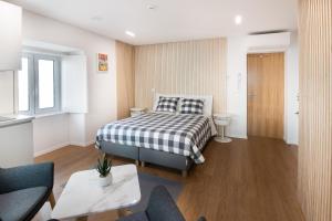 Un pat sau paturi într-o cameră la Vista Lisboa Guest Apartments