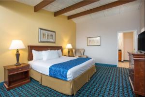 Кровать или кровати в номере Travelodge by Wyndham Wytheville +37 фотографий