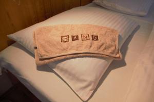 Una toalla está sentada encima de una cama. en Penzion Holland, en Litomyšl