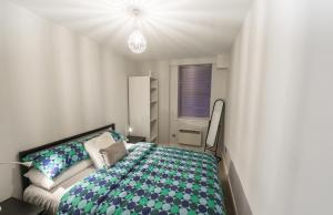 Rúm í herbergi á Britannia House 1 bed apartment