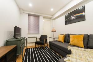 Televisi dan/atau pusat hiburan di Britannia House 1 bed apartment