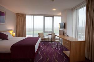 Rúm í herbergi á Louis Fitzgerald Hotel