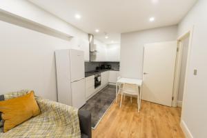 Dapur atau dapur kecil di Britannia House 1 bed apartment