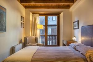 a bedroom with a bed and a window at Jireta by Totiaran in Barruera