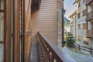 una escalera de madera que conduce a un edificio en Jordana by Totiaran, en Baqueira Beret