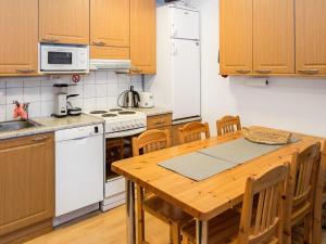 アカスロンポロにあるHoliday Home Aihki c-o villa armas 50 by Interhomeのキッチン(木製テーブル、白い家電製品付)