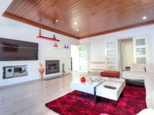 サン・アントニオ・デ・カランジャにあるHoliday Home Marisol by Interhomeのリビングルーム(白いソファ、赤い敷物付)