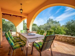 una sala da pranzo con tavolo e sedie su un patio di Holiday Home Mila by Interhome a Kras