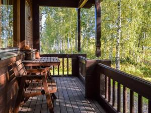 AlvettulaにあるHoliday Home Peltokorte by Interhomeの木製デッキ(テーブル、椅子付)