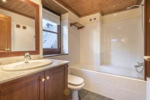 a bathroom with a sink and a toilet and a tub at Jireta by Totiaran in Barruera +8 photos