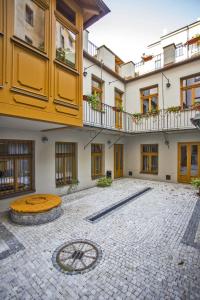 un patio con una mesa de madera en el centro de un edificio en Rezidence Dlouha 17 en Praga