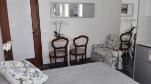 a room with chairs and a bed and a table at MinihouseLarissa diVerona in Verona