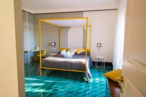 Een bed of bedden in een kamer bij Ninina Boutique Suites