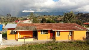 Nespecifikovaný výhled na hory nebo výhled na hory při pohledu z apartmánu + 2 fotografie