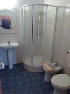 y baño con ducha, aseo y lavamanos. en Castello di Pratelli, en Incisa in Valdarno
