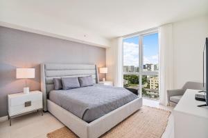- une chambre avec un lit et une grande fenêtre dans l'établissement 914 Tiffany House condo, à Fort Lauderdale