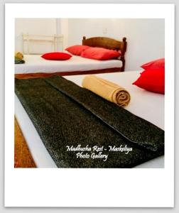Una cama o camas en una habitación de Madhusha Rest