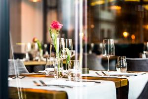 Reštaurácia alebo iné gastronomické zariadenie v ubytovaní Hotel Perfect