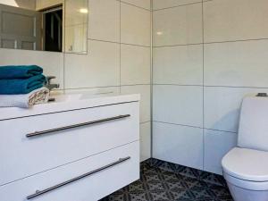 Ένα μπάνιο στο Holiday home Gursken II