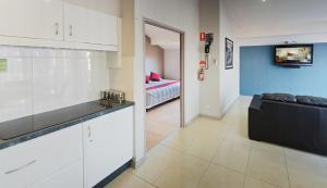 ein Wohnzimmer mit Sofa und ein Schlafzimmer in der Unterkunft Jesmond Executive Villas in Newcastle
